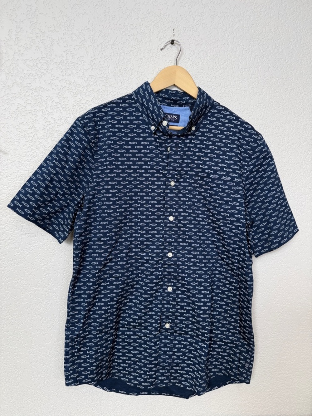 Chaps Mens Short Sleeve Button Down Casual Shirt Fish Navy and White Medium - Picture 2 of 10
